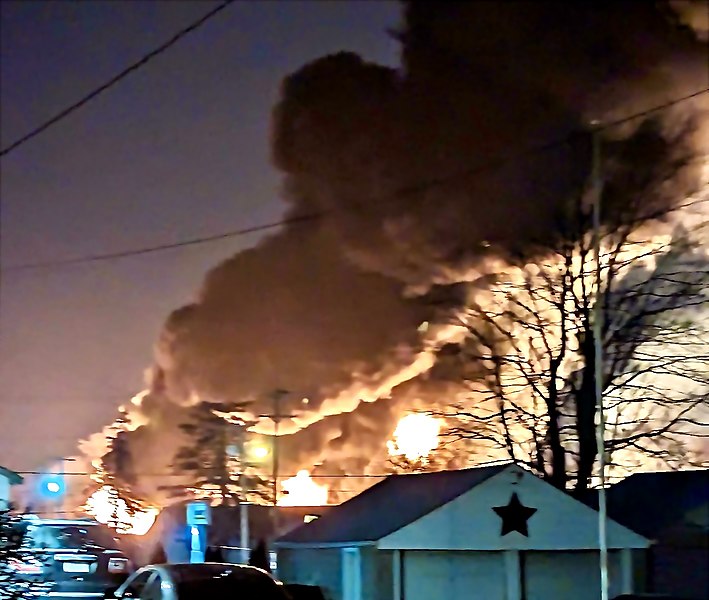 Smoke_from_the_2023_Ohio_train_derailment_taken_during_the_night,_February_3_(cropped)